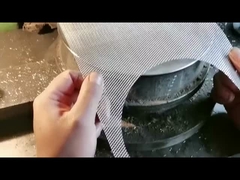 金属によって編まれる網